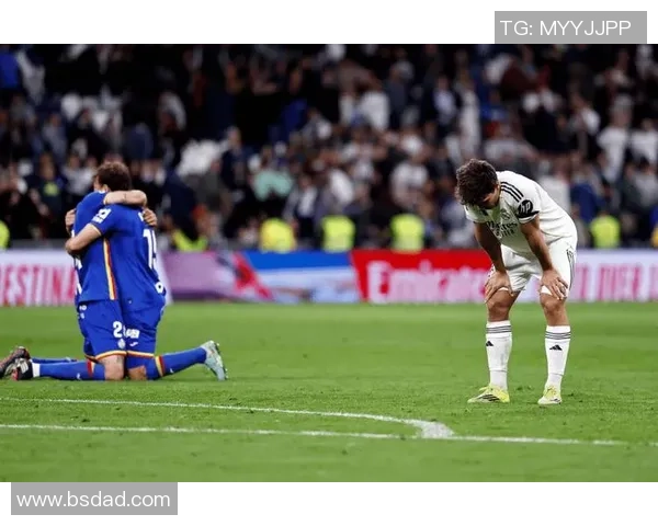 欧联杯激战巴萨逆转曼城红牌争议引发全场热议战术解析尽显精彩